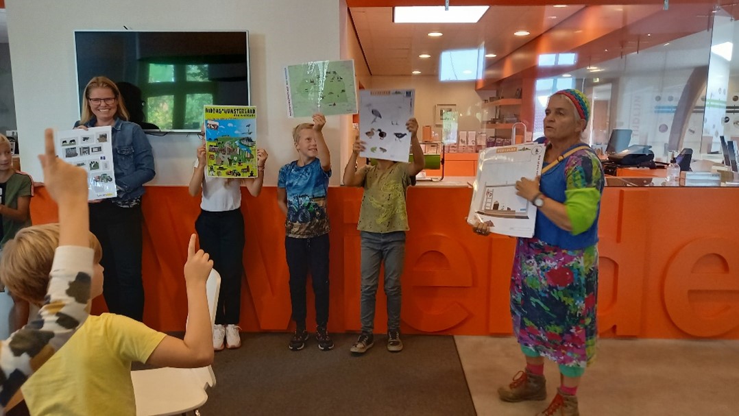 Feestelijke presentatie van erfgoedportfolio ‘Middag-Humsterland voor kinderen’.